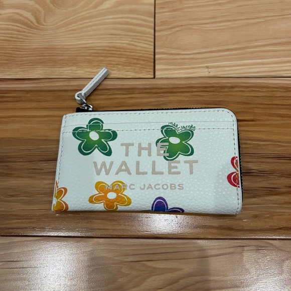 Marc Jacobs Wild Daisy Leather Wallet - Picture 4 of 8